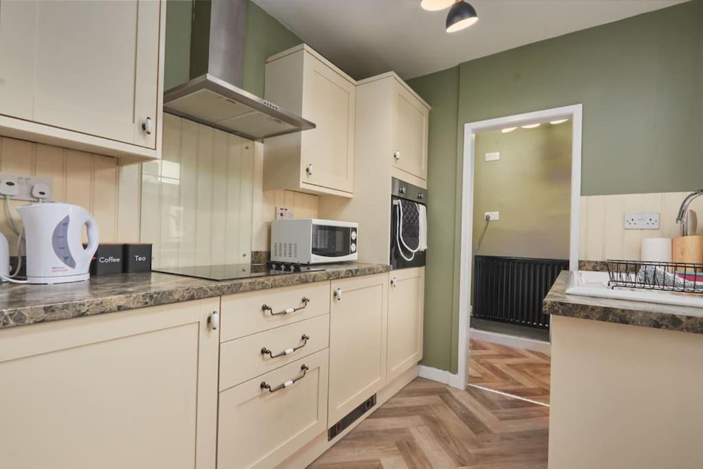 Cosy 3-Bedroom House In Seaham - Street Parking Exterior foto